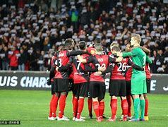 包含巴黎圣日耳曼大胜领跑法甲联赛，欧冠前景一片光明的词条